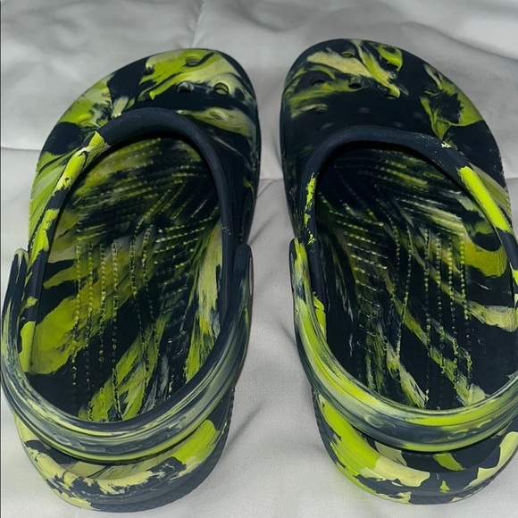 CROCS Blue and Green Water Shoes with Marble Design - Picture 4 of 6